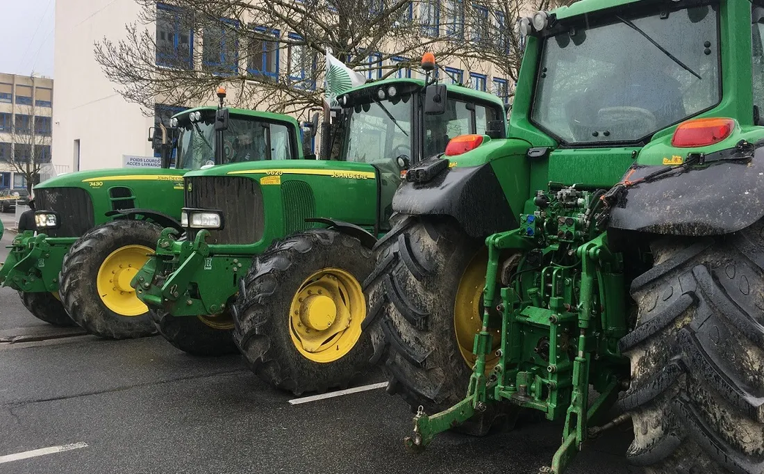 Les agriculteurs ont entrepris ce dimanche une nouvelle action de blocage sur l’autoroute A6 