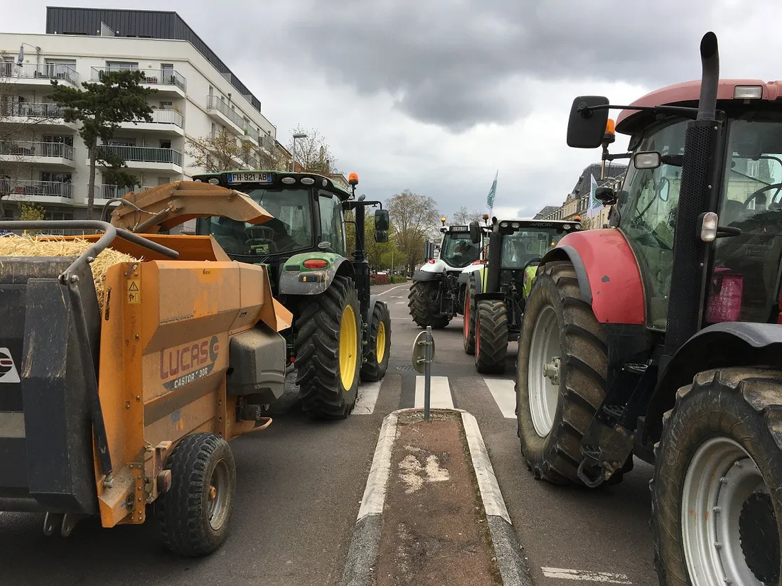 Les tracteurs occuperons le boulevard de la Trémouille, de 12h à 16h, devant le Conseil régional.