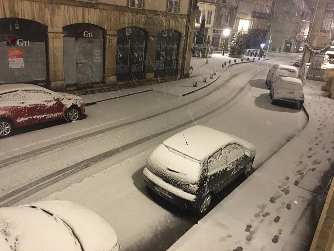 Une rue du centre-ville de Dijon enneigée en décembre 2021