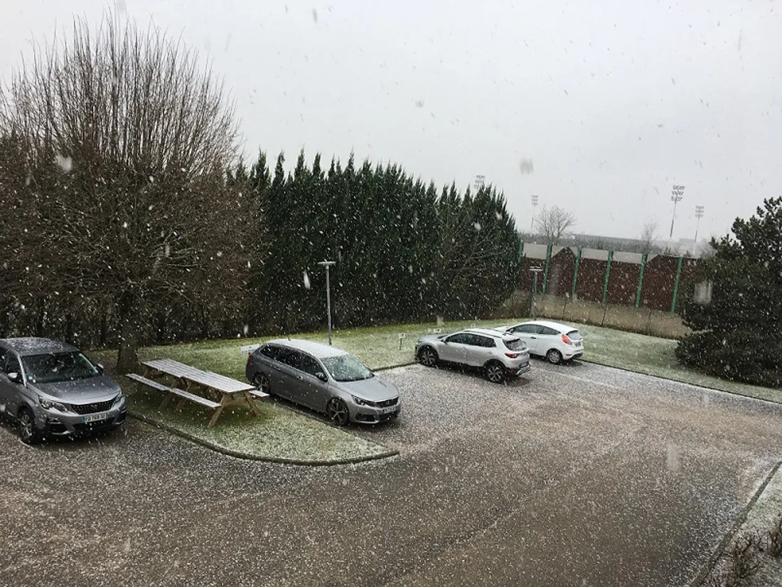 Des averses neigeuses se sont abattues ce jeudi matin sur une partie du département