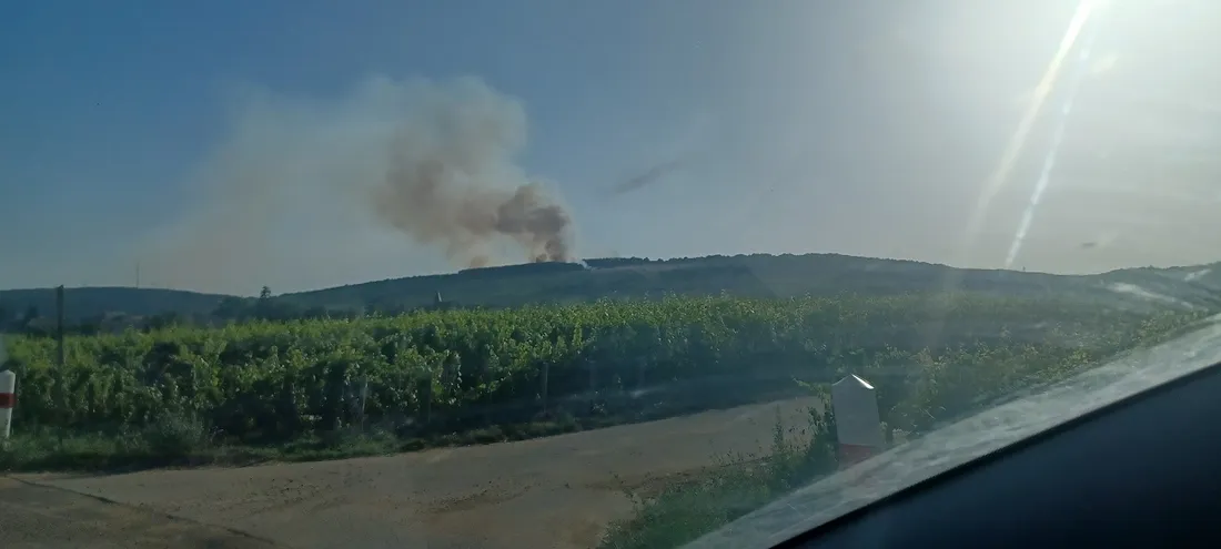 Plusieurs photos montrent ce lundi soir une colonne de fumée venant des hauteurs de Vosne-Romanée