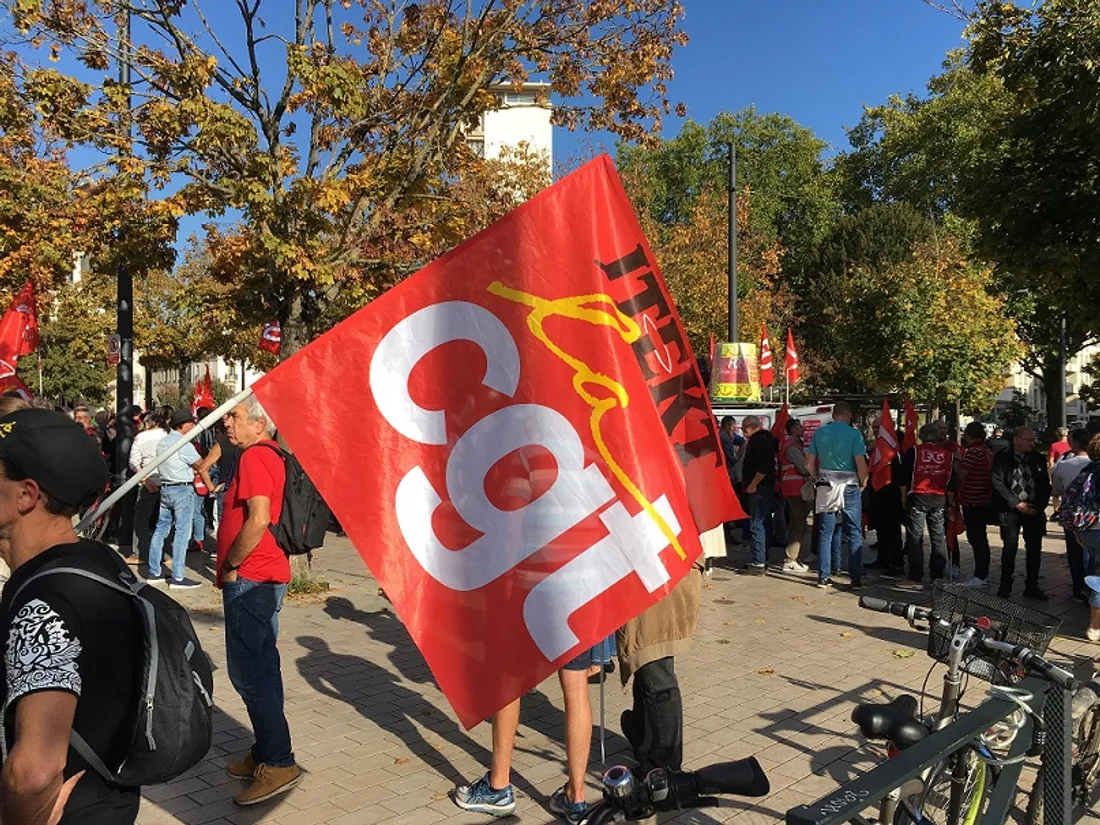 Les syndicats de JTEKT lors d'une manifestation en octobre 2022 à Dijon