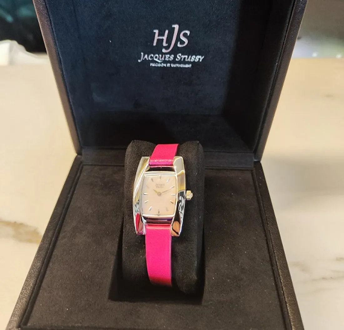 C'est une montre de la collection Jacques Stussy qui est proposée lors de cette tombola 