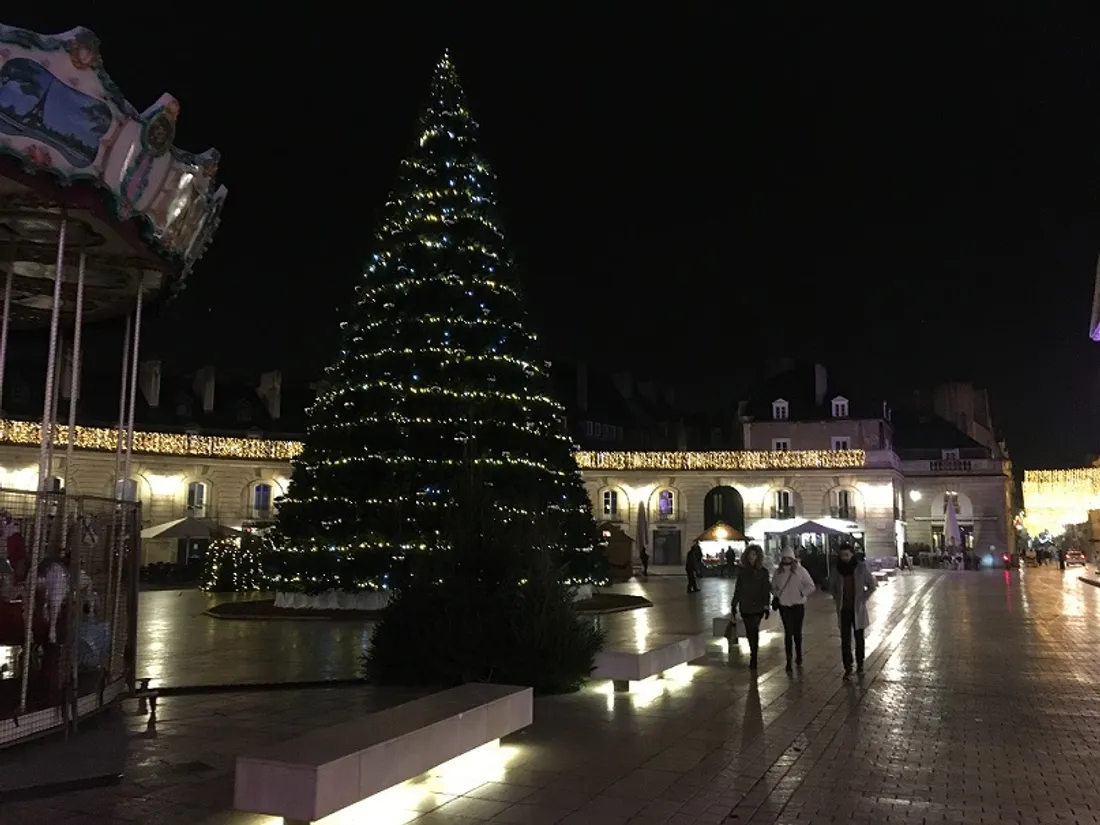 Le sapin de Noël de la place de la Libération sera doté de nouvelles décorations cette année !