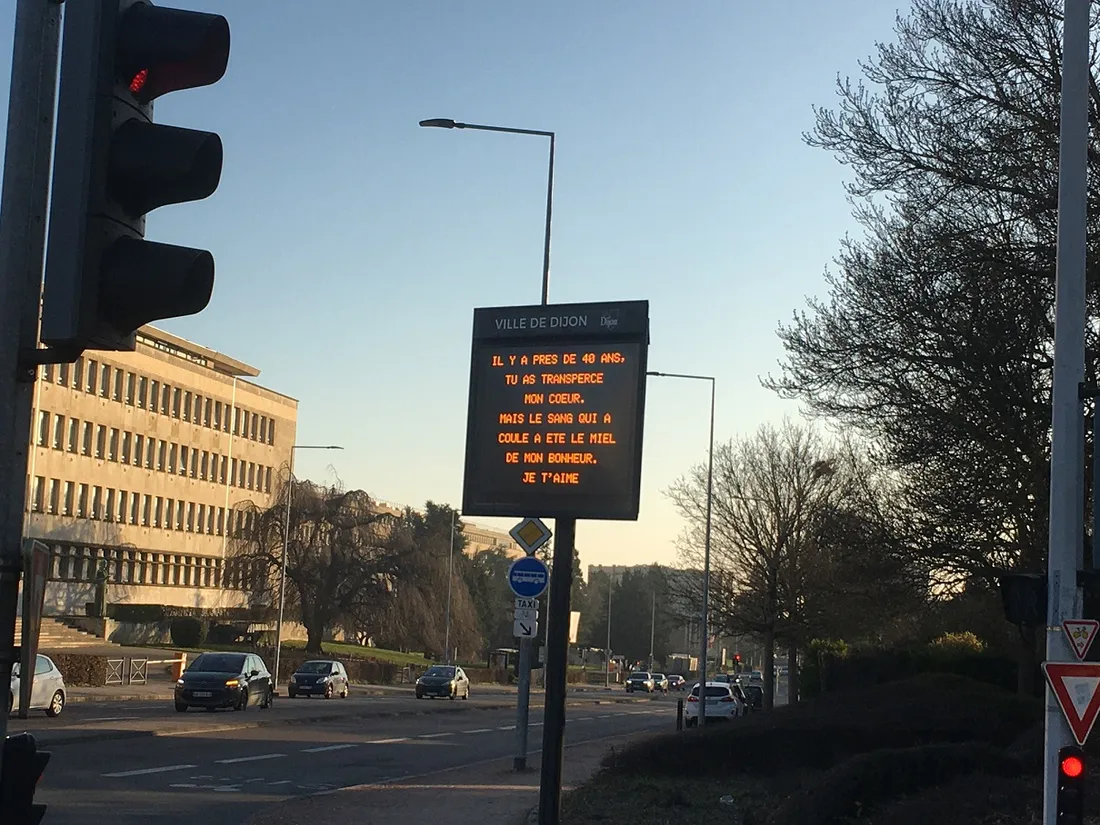 Exemple de panneau numérique, ici à Dijon.