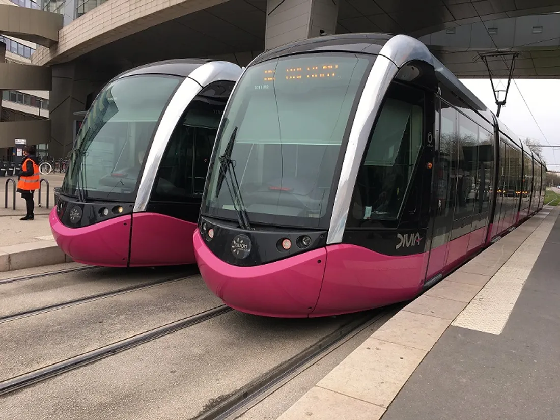 Certains trams sont à l'arrêt ce soir, en attendant le nettoyage des rails.