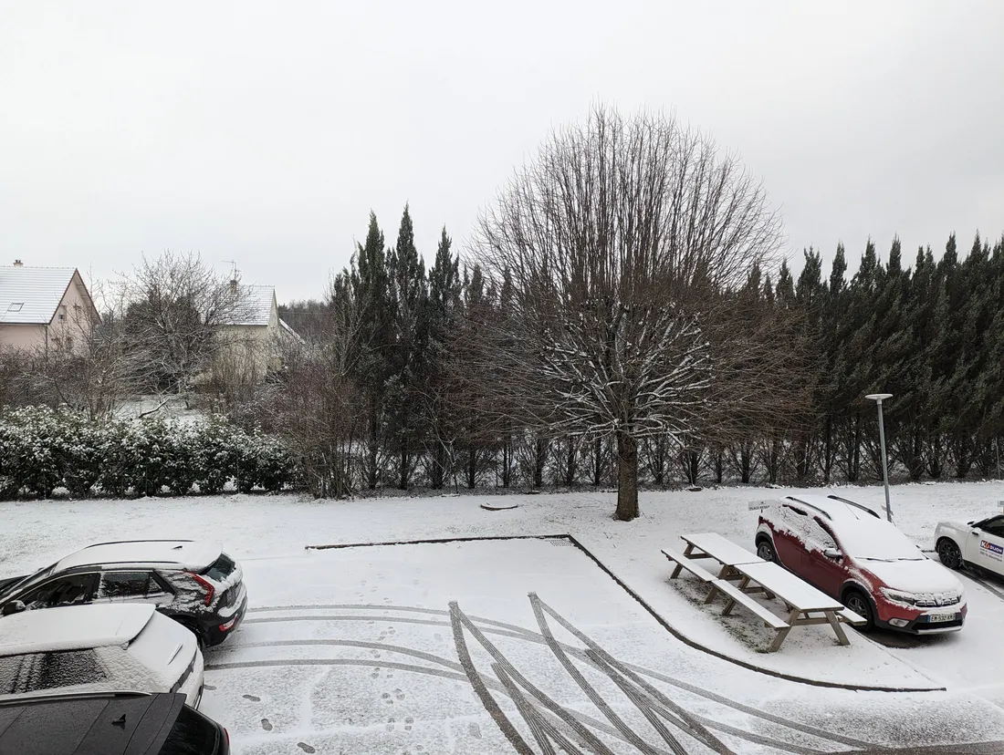 À Dijon, la neige est tombée en continu de la fin de matinée jusqu'au milieu de l'après-midi.
