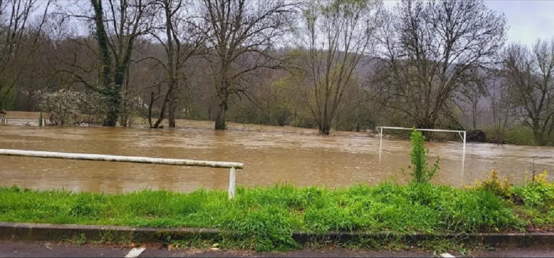 Le terrain de football de Velars-sur-Ouche sous l'eau 