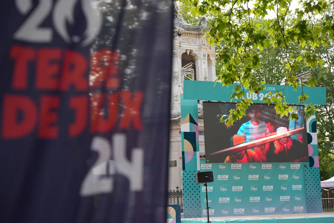 La torche olympique sera présente au stand d'accueil de la fan zone du Jardin Darcy.