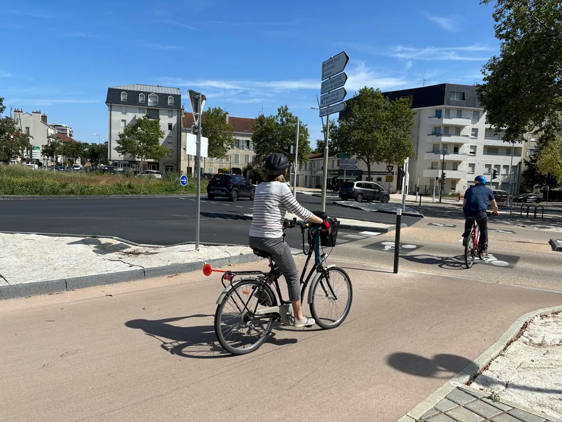 Sur la place, la piste cyclable est maintenant séparée des voies pour les voitures 