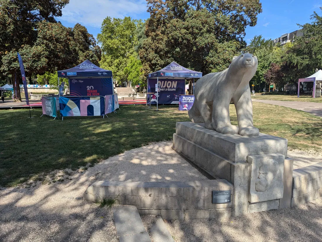 Cette fan zone est installée au jardin Darcy, à Dijon.