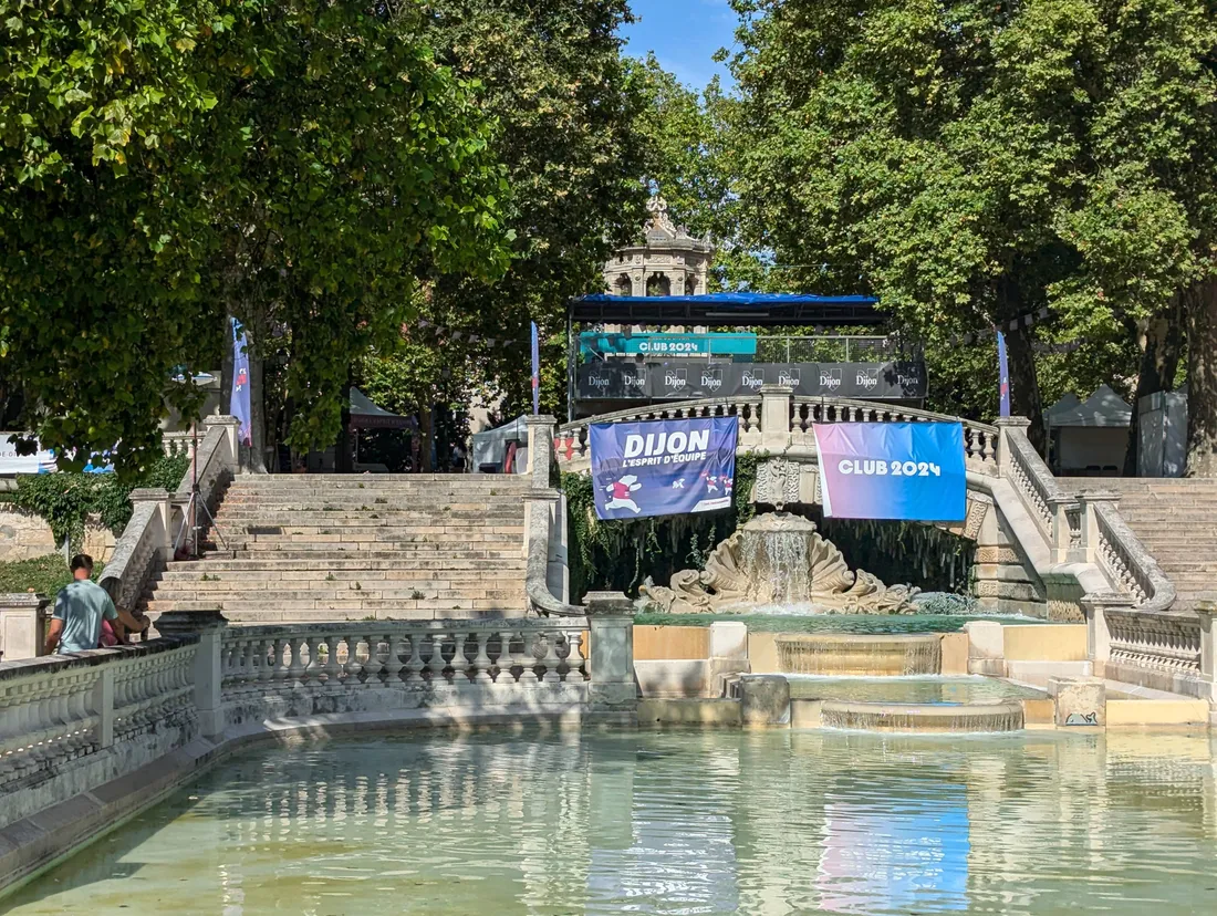 Cette fan zone est installée au jardin Darcy, à Dijon.