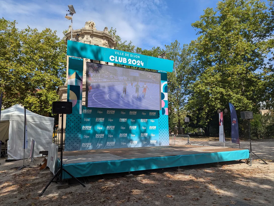 Cette fan zone est installée au jardin Darcy, à Dijon.