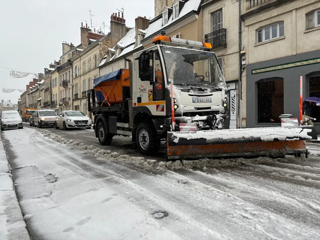 Des déneigeuses sont passées ce jeudi, comme ici dans le centre-ville de Dijon 