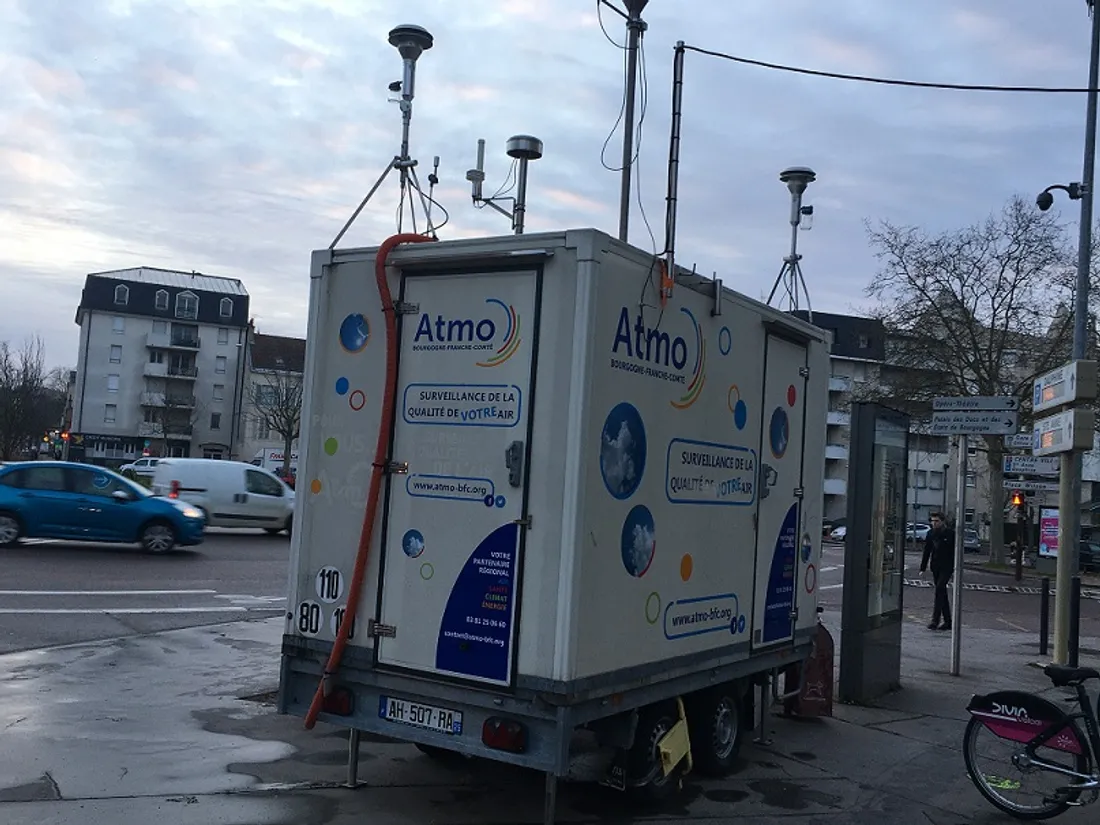 L'ATMO mesure la qualité de l'air grâce à des systèmes comme celui-ci, place du 30 octobre, à Dijon 
