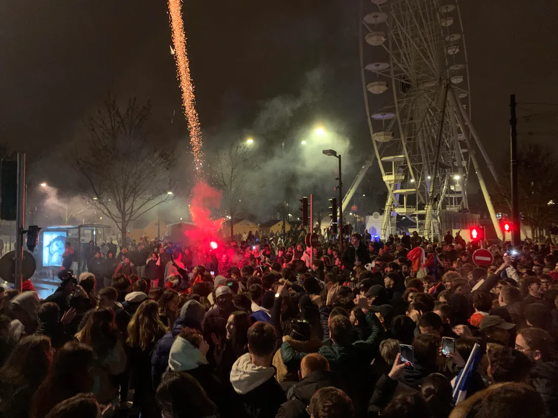 Après le match, les supporters français ont fêté la victoire place de la République à Dijon.