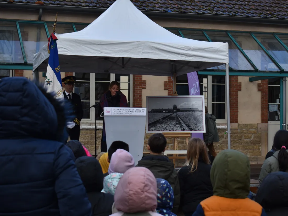 La maire a rendu hommage aux victimes de la Shoah à travers un discours poignant