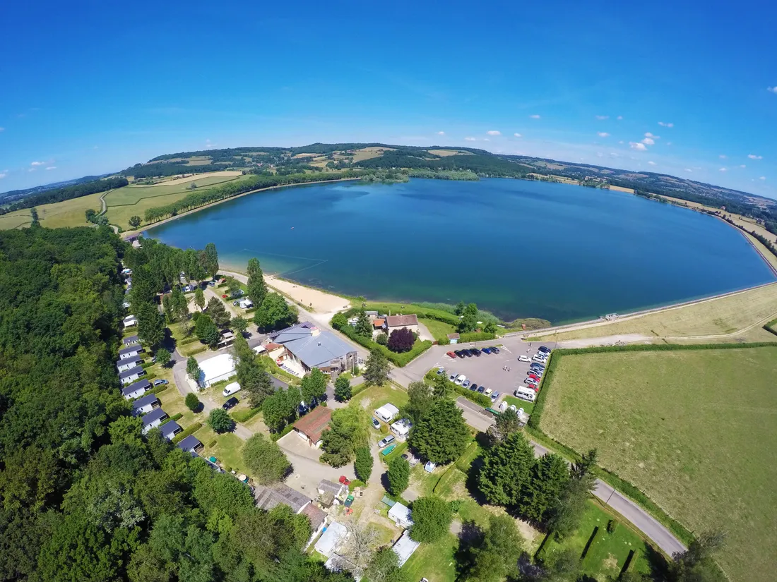 Le lac de Panthier où la location de voile, canoës, paddle et bateaux est possible