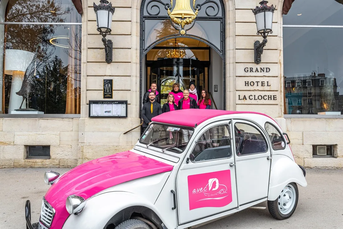 Pour octobre rose, l'hôtel la Cloche a signé un partenariat avec l'association "Avec la Deuche rose"