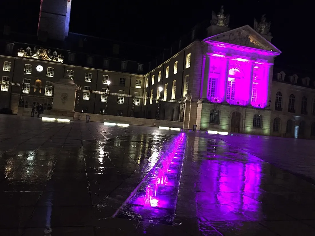 Depuis ce week-end, la nuit, la façade de la mairie de Dijon est illuminée en rose