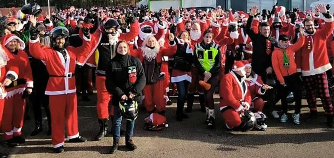 Juste avant de monter sur leurs motos, les pères Noël font coucou