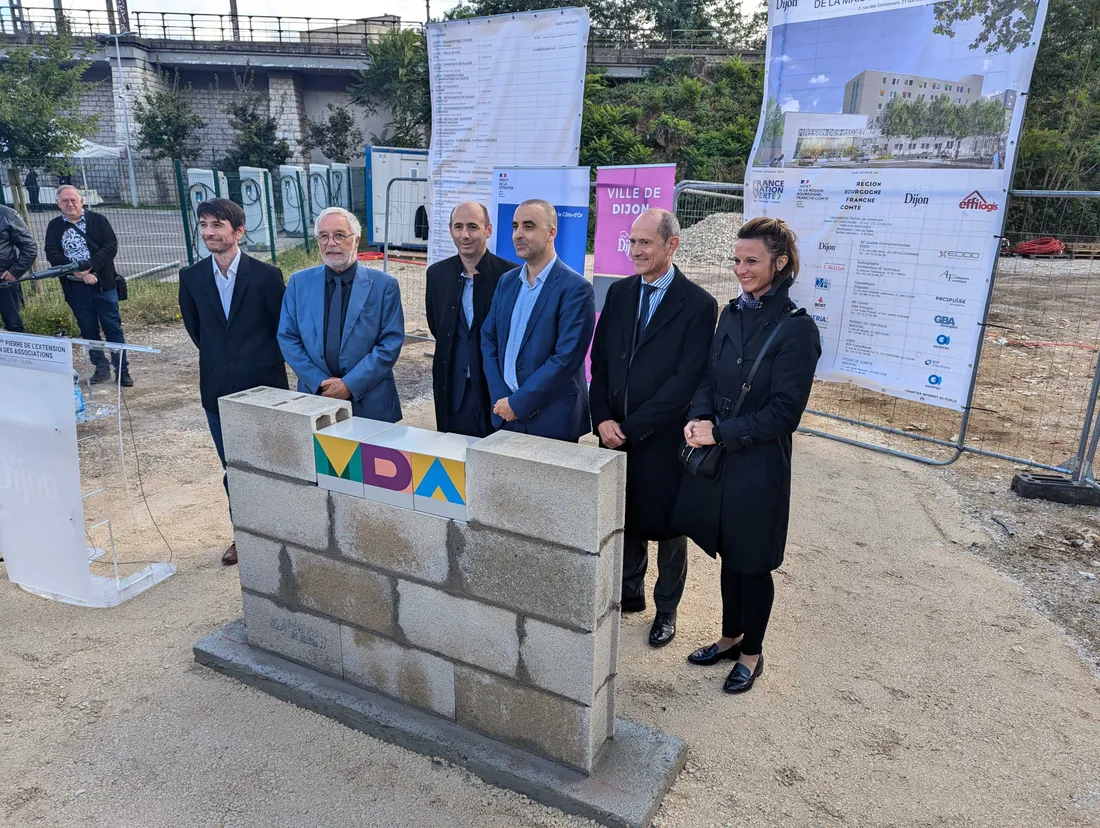 De nombreux élus ont participé à la pose de la première pierre de la future Maison des associations.