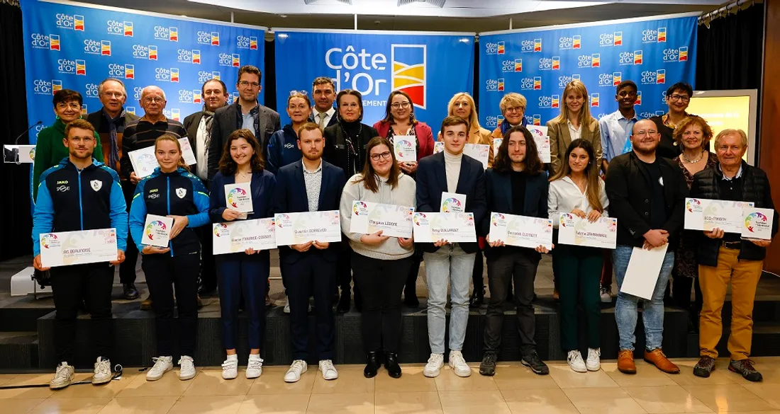 Des jeunes et des associations ont été primés ce lundi par Catherine Louis (au centre) 