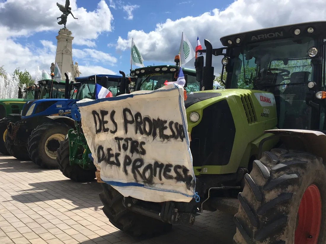 « Des promesses, toujours des promesses », pouvaient-on lire sur l'un des tracteurs.