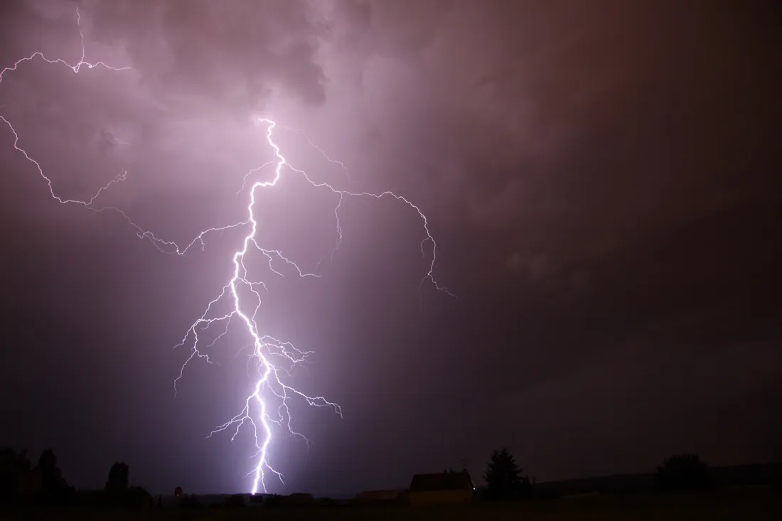 Dijon a fait l'objet d'une activité électrique intense, avec 25 éclairs recensés dans la nuit.