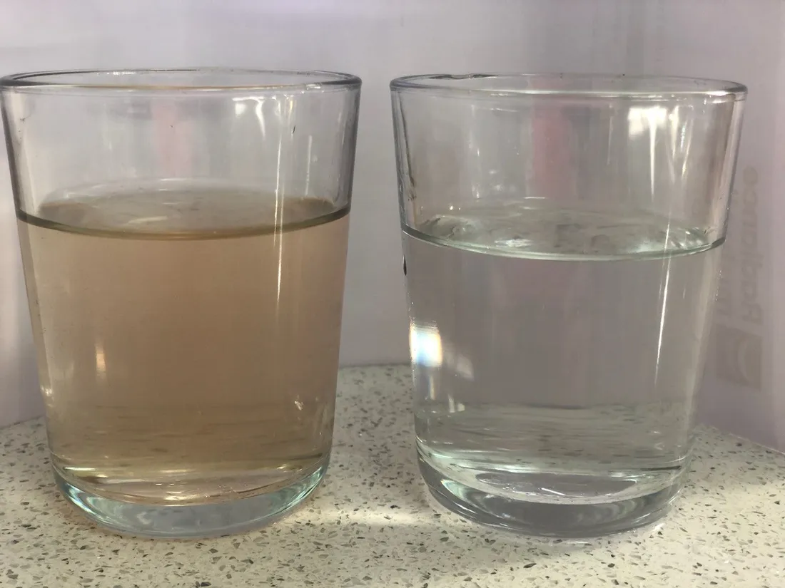 Ci-dessus, la différence entre un verre d'eau du robinet et l'eau du réfrigérateur.