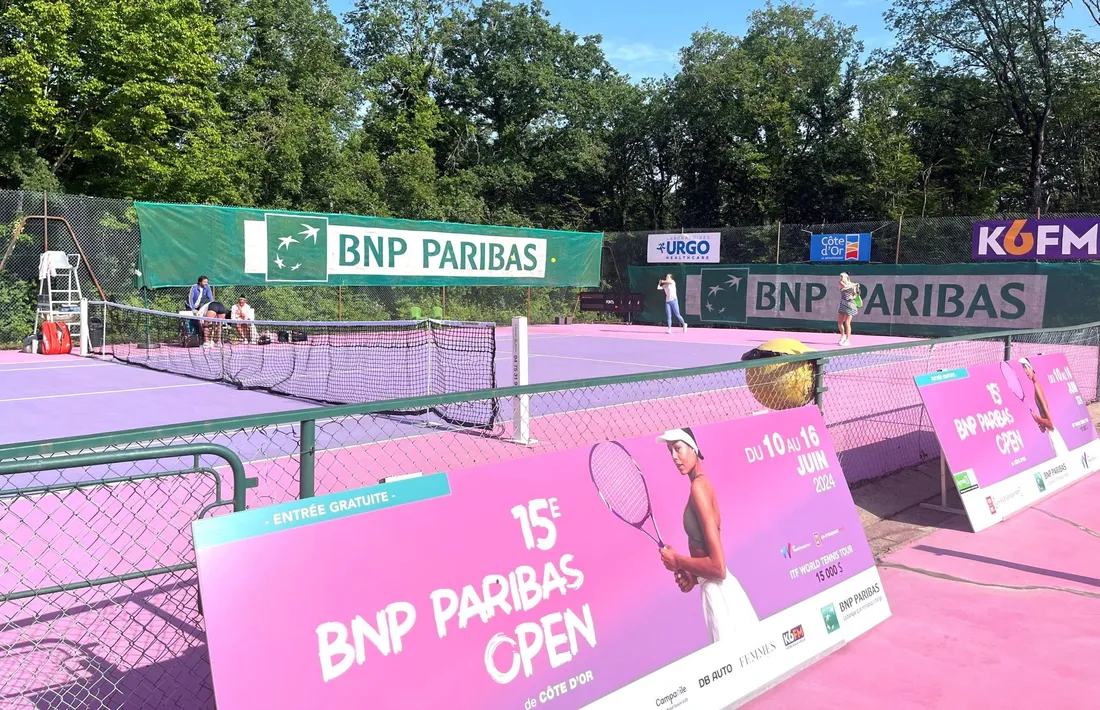 Le tournoi open BNP Paribas de Côte d'Or se déroule sur les cours du country club de Norges-la-Ville