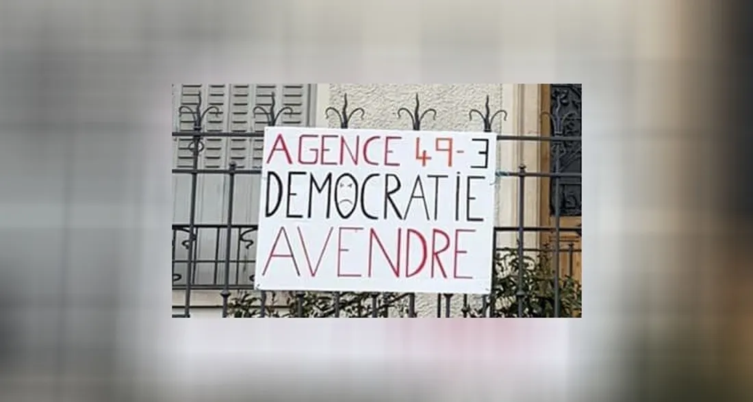 Pancarte déposée par des manifestants sur le domicile de Franck Riester