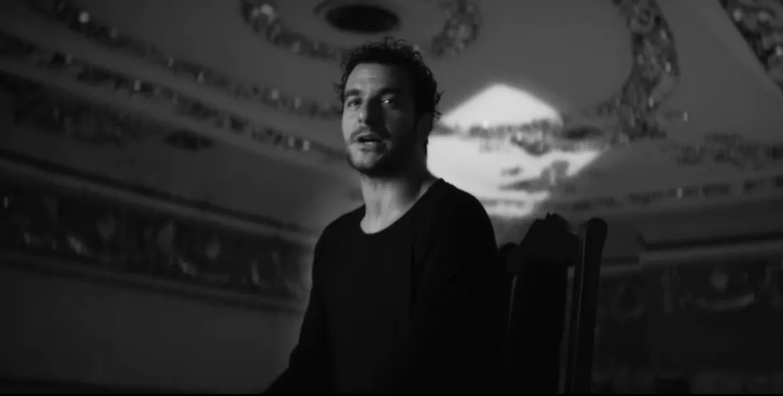 Amir dans le clip de "Sommet"