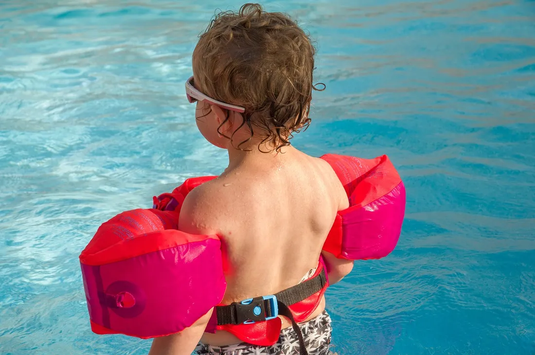 Enfant au bord d'une piscine