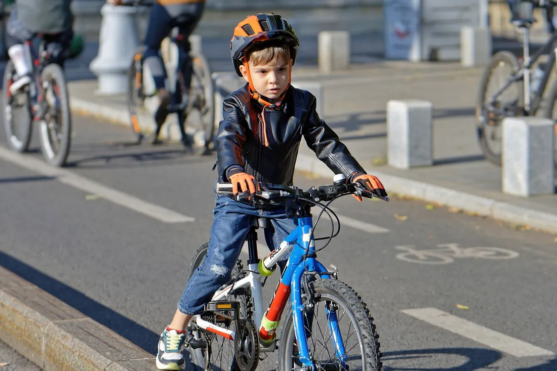 Enfant à vélo