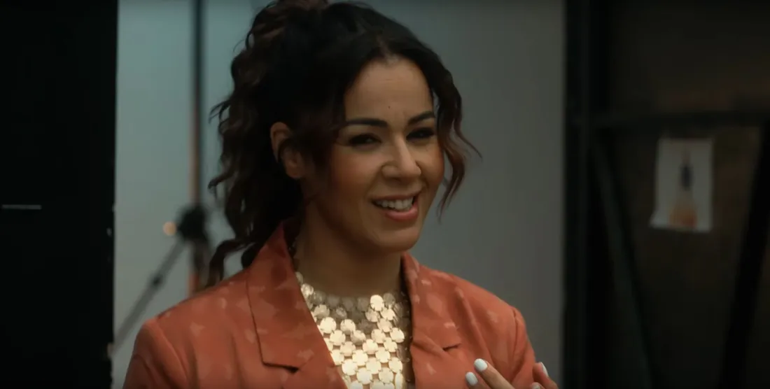Chimène Badi dans le clip de "Je reste là"
