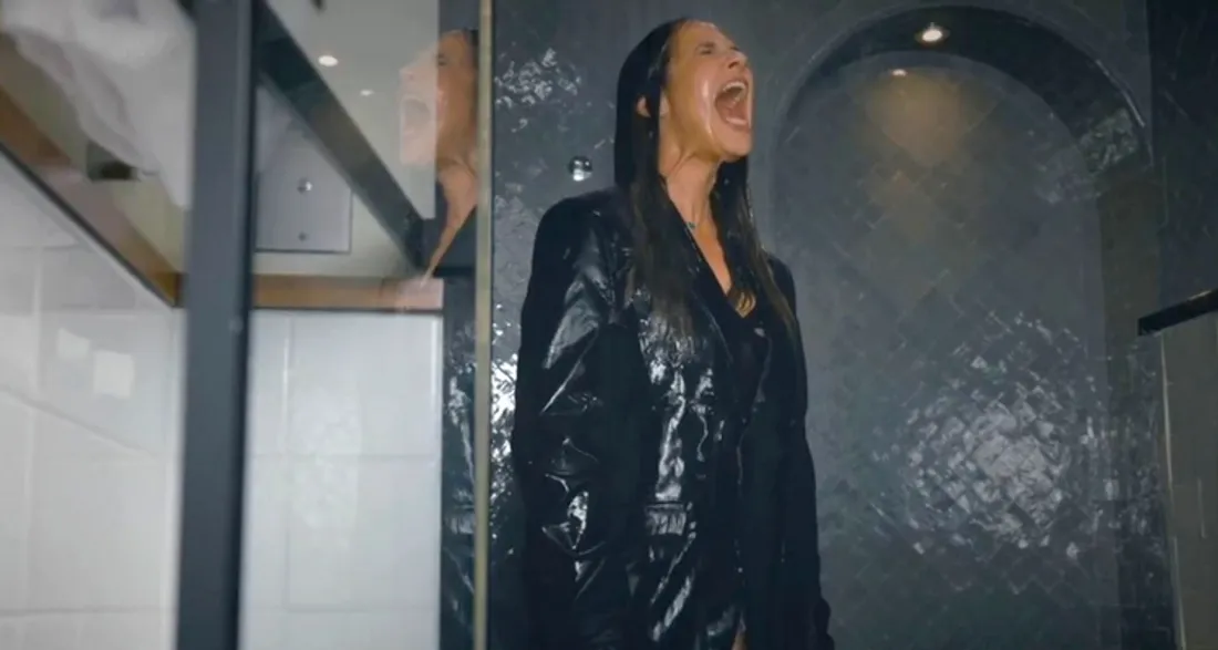 Elisa Tovati dans le clip de "La chanson d'Hélène"