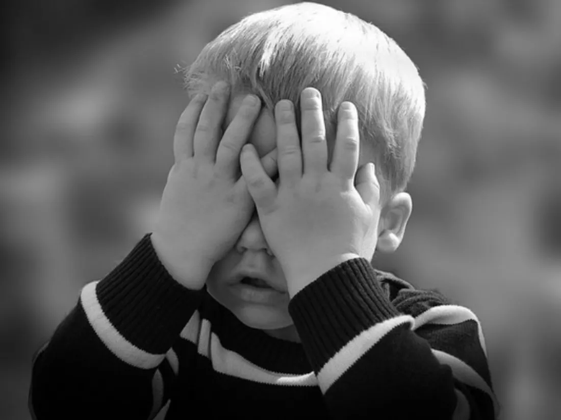 Enfant qui se cache les yeux