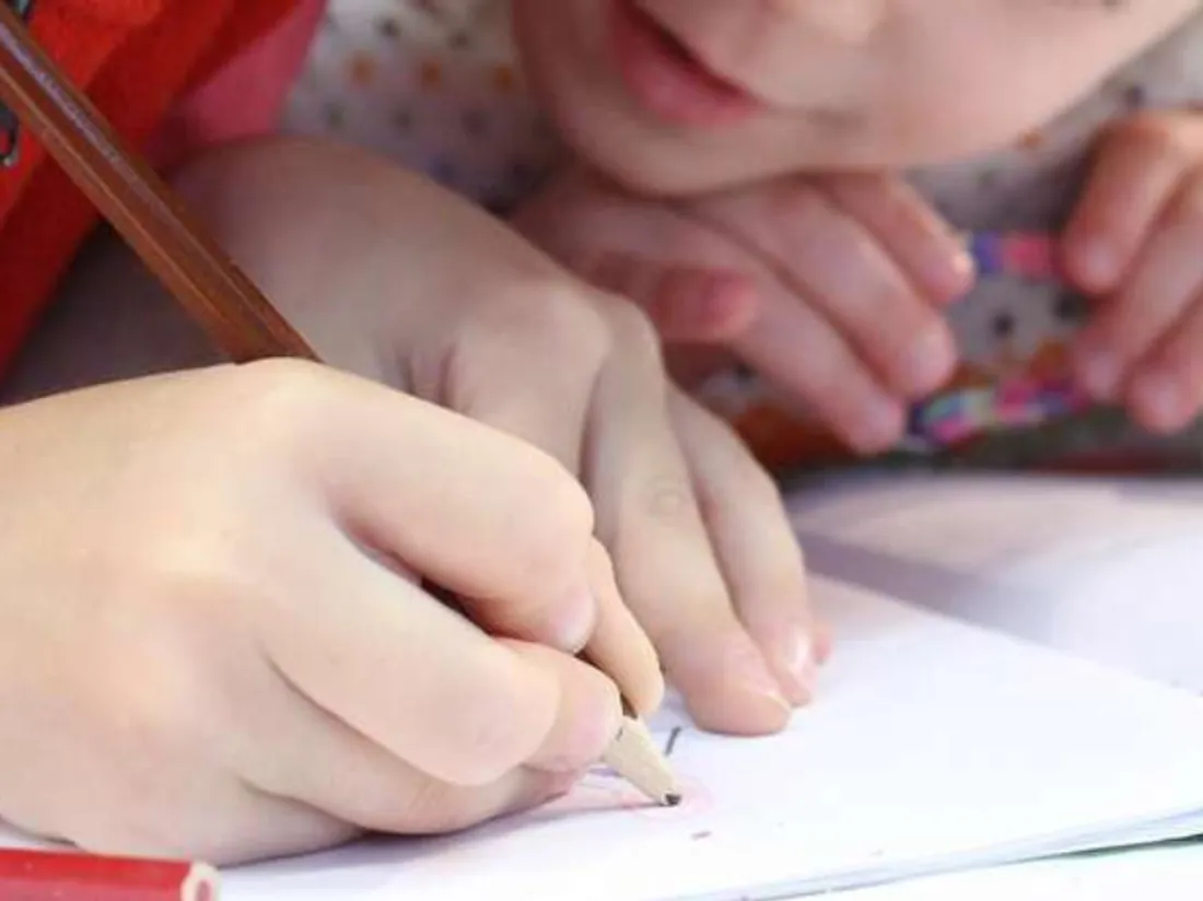 Enfants qui dessinent