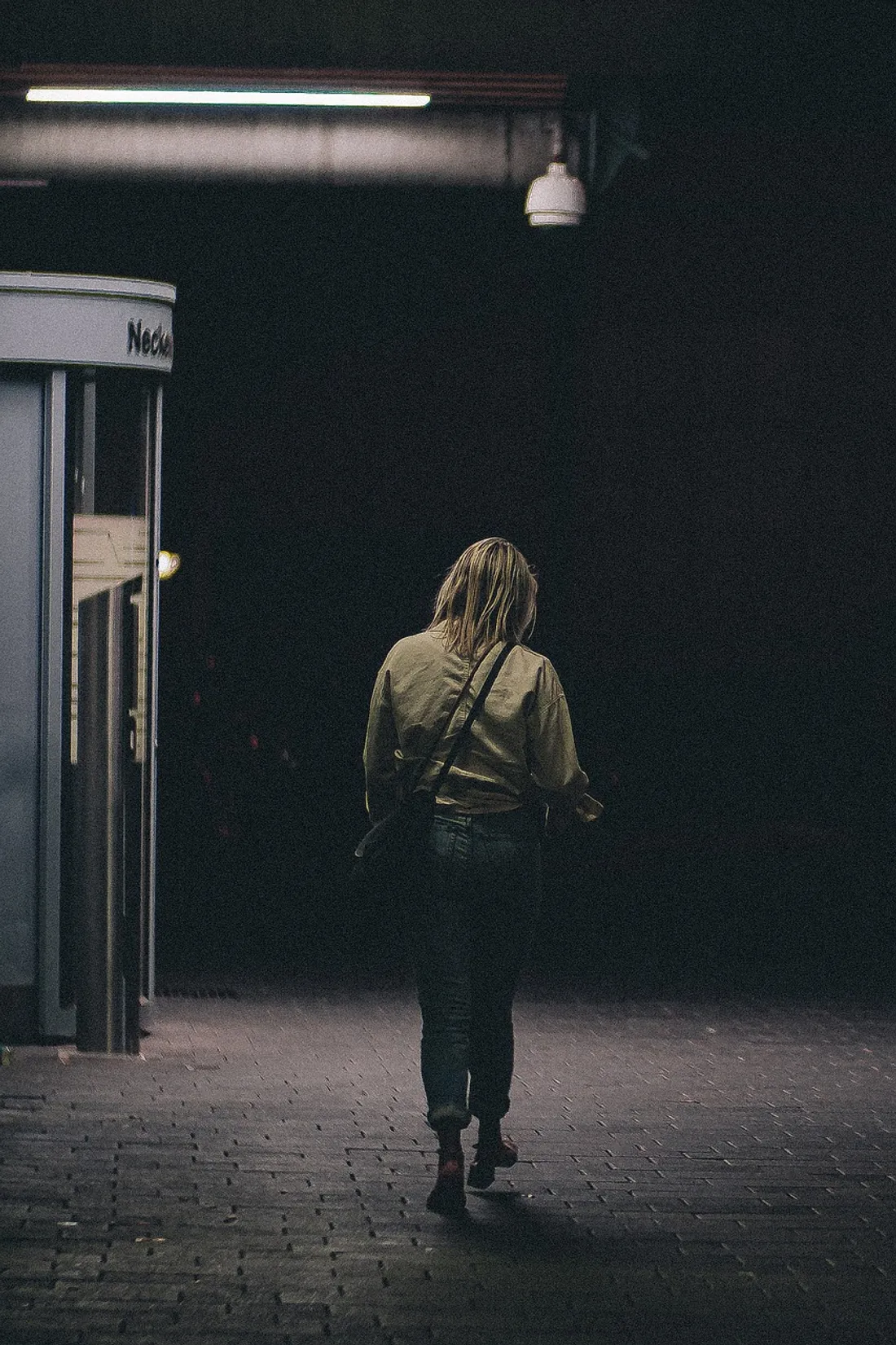 Femme qui marche seule la nuit