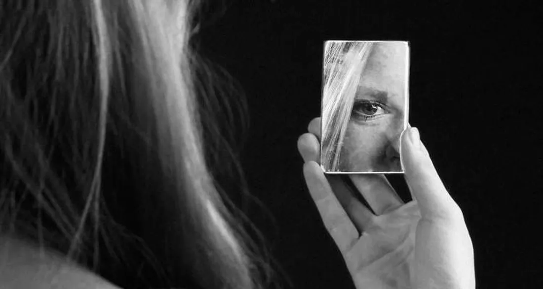 Visage dans un miroir