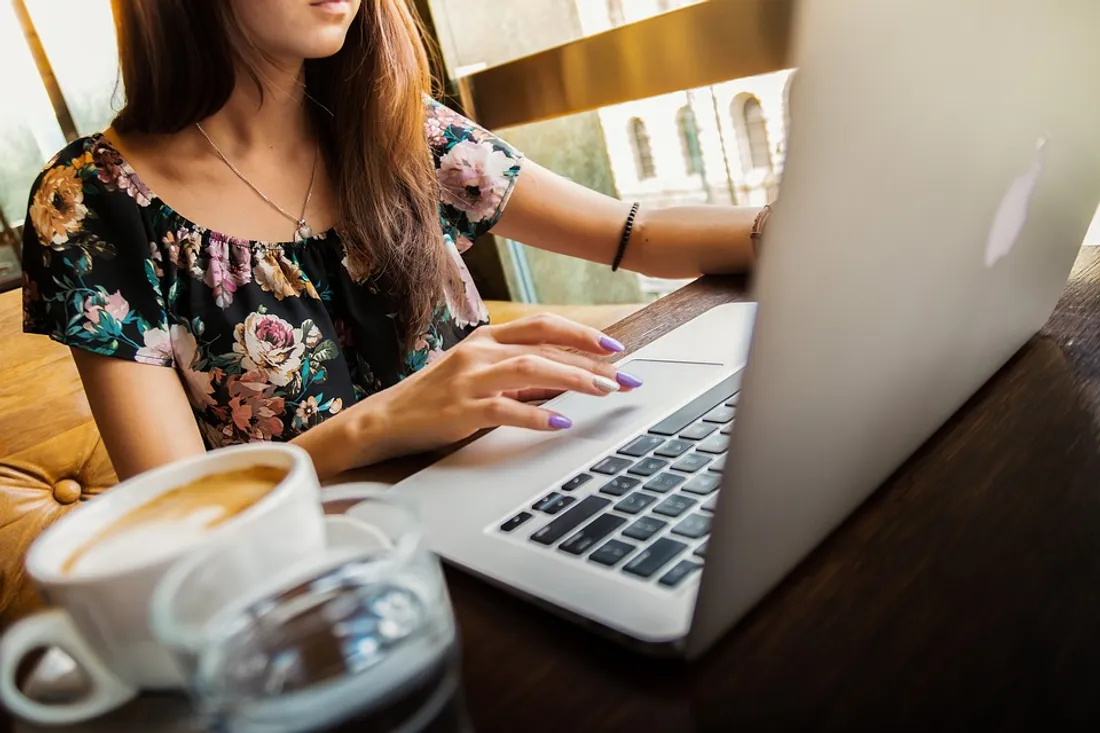Femme sur l'ordinateur