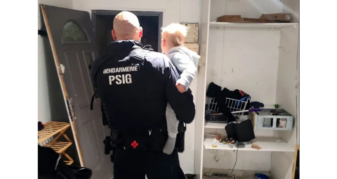 Gendarme et enfant