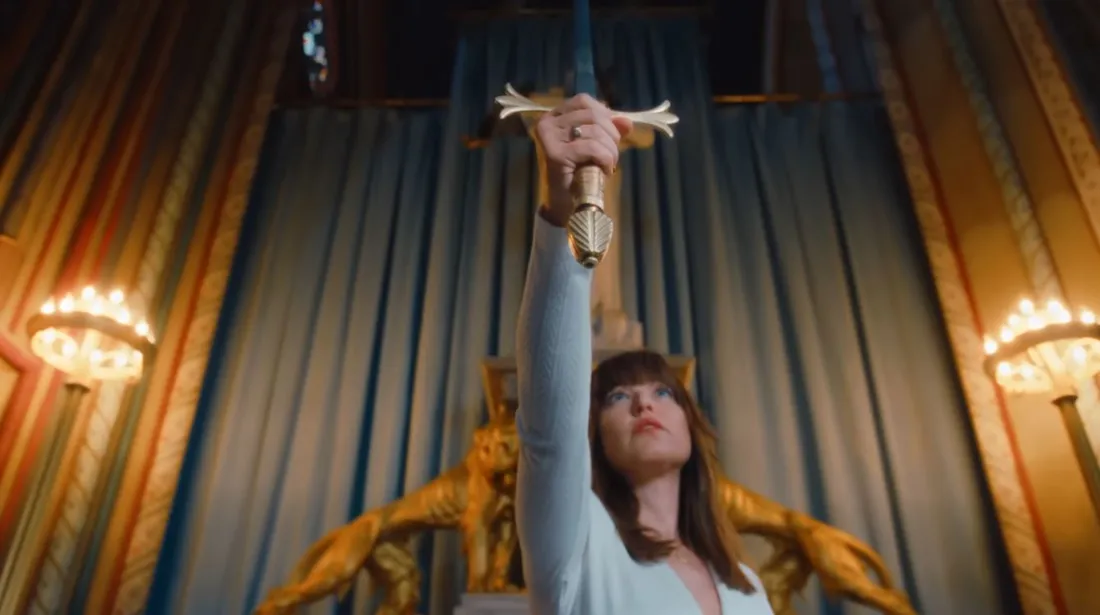 Natasha St-Pier brandit une épée dans le clip de "Jeanne"