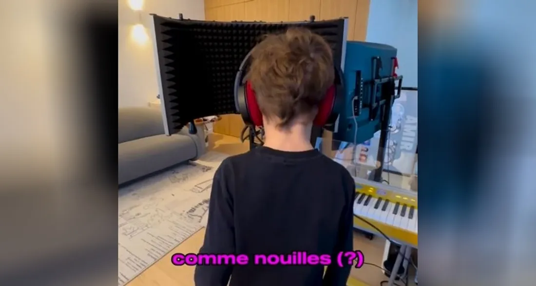 Le fils d'Amir chante "Il y a"