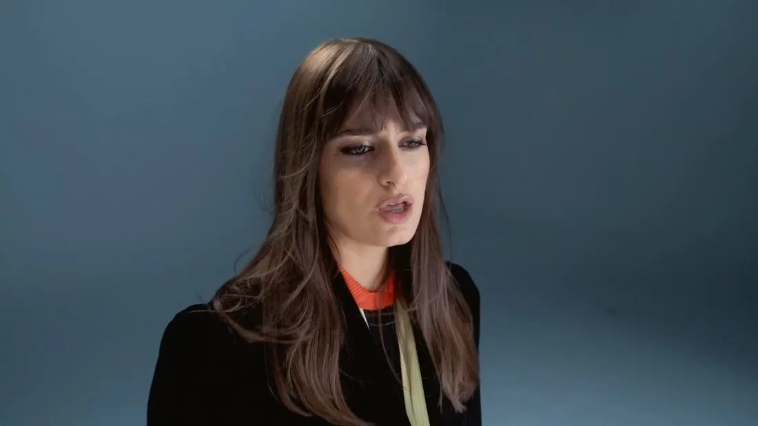 Clara Luciani dans le clip de "Coeur"