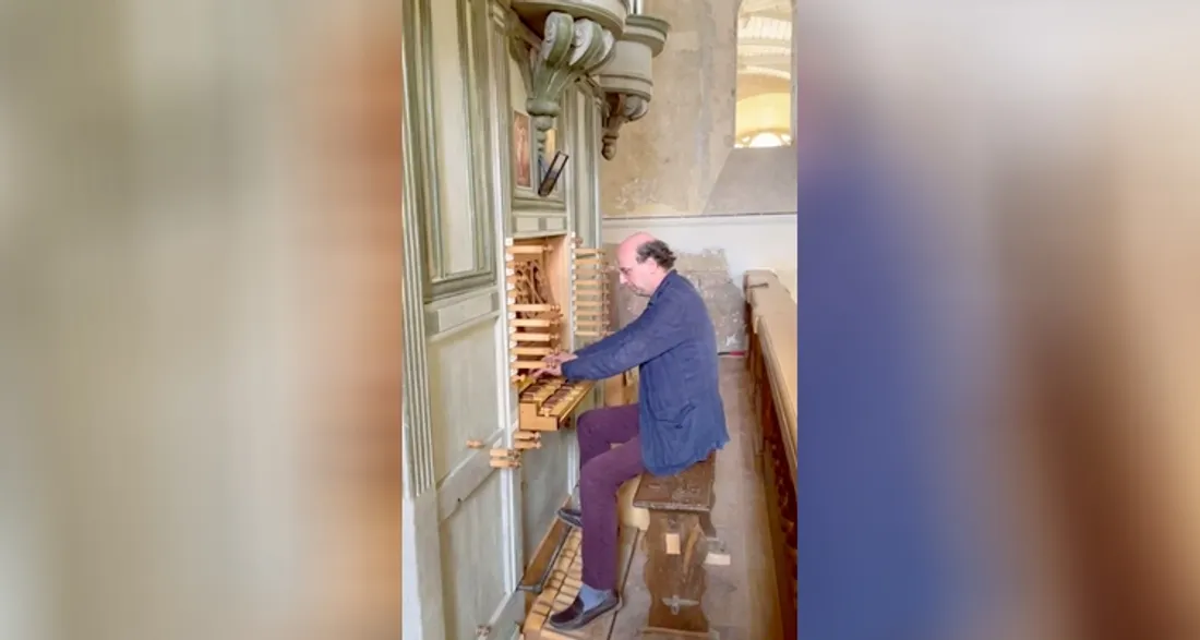 Domenico Severin joue sur l'orgue de Bray-sur-Seine