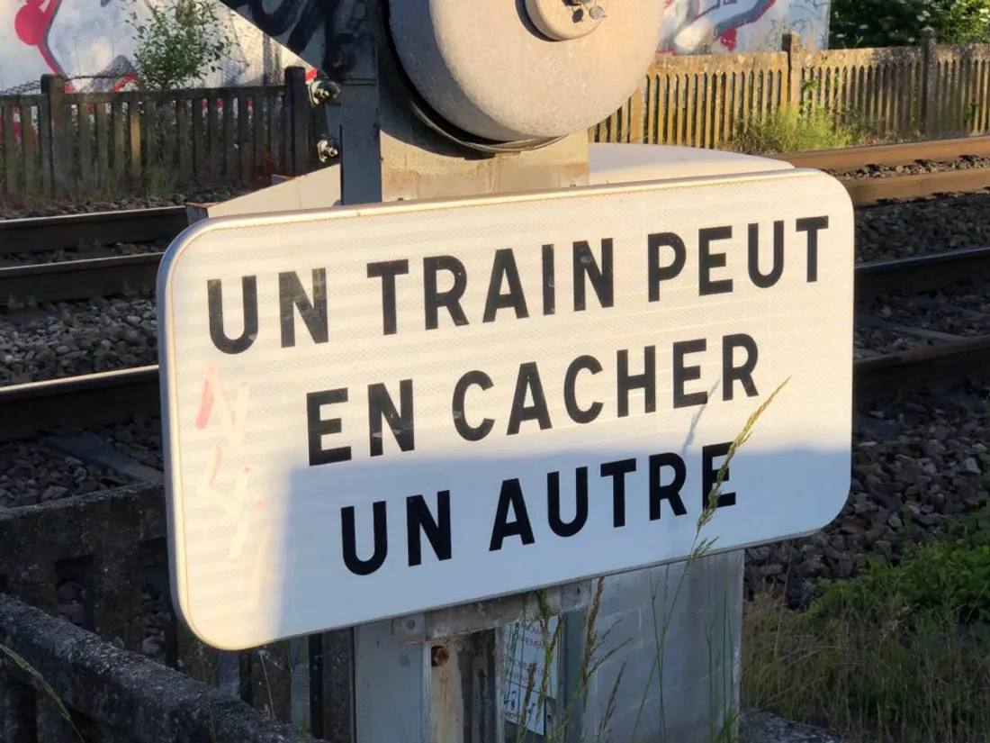 Panneau de sécurité "Un train peut en cacher un autre"