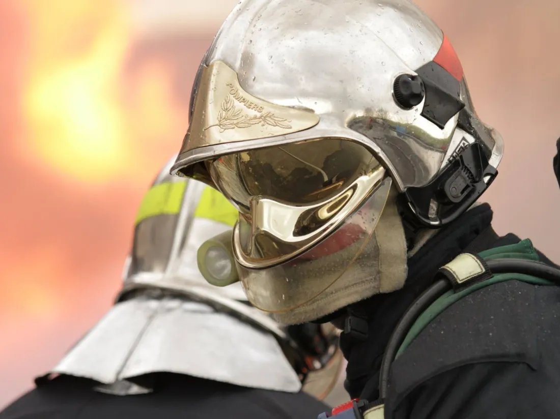 Pompiers avec son casque