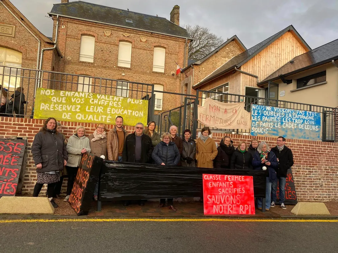 Rassemblement devant l'école Picardie d'Abbeville le 15 février